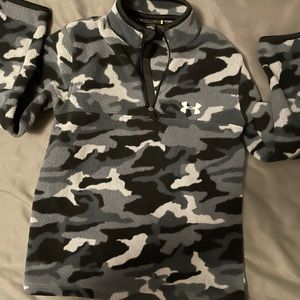 Boys size 6 Under Armour fleece.